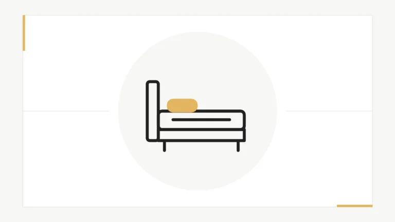 Lit hôtelier de profil avec matelas et sommier