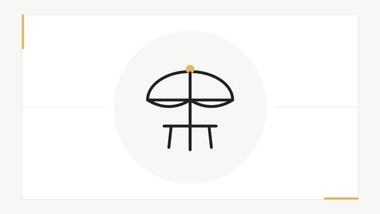 Parasol de terrasse au-dessus d'une table